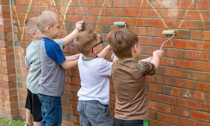 Children drawing with chalk on wall